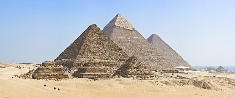 Iconic view of Giza